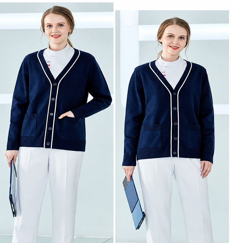 Áo cardigan đồng phục với thiết kế cổ chữ V, hàng nút cài và túi tiện dụng