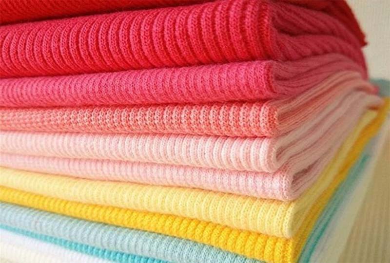 Các chất liệu áo len đồng phục phổ biến với đặc điểm riêng về độ mềm mại, giữ ấm, độ bền và chi phí