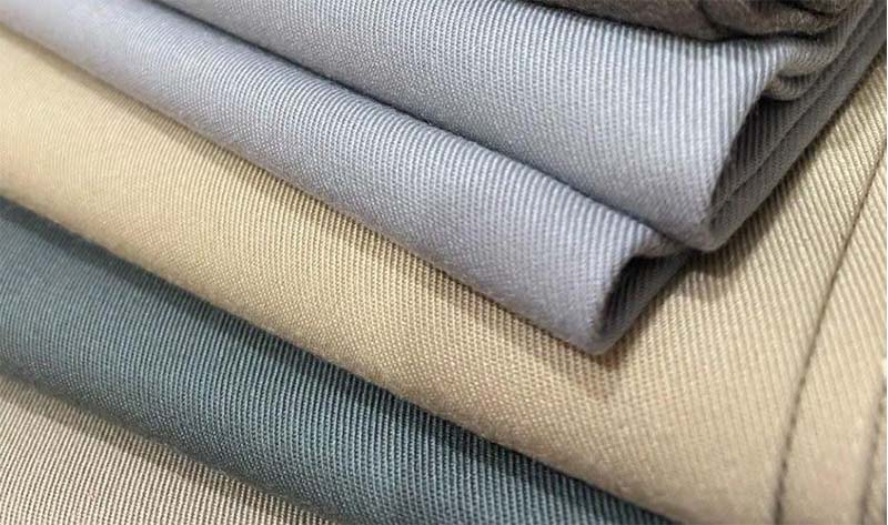 Vải kaki thun 4 chiều là chất liệu có khả năng co giãn linh hoạt, bền đẹp và giữ form tốt.